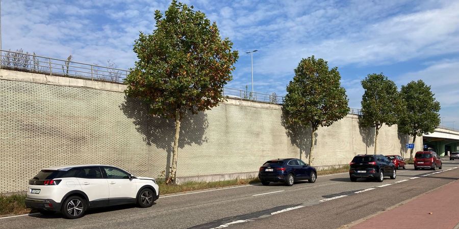 Autoverkeer aan het noordelijke bruggenhoofd van de A12. Autoverkeer aan het noordelijke bruggenhoofd van de A12.